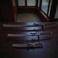 Drei dekorative japanische Schwerter mit Scheiden aus Mambo.