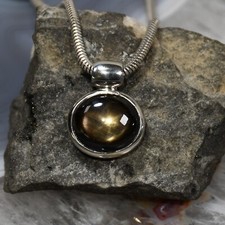 Schwarzer Stern Saphir