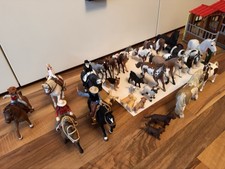 5 Schleich Pferde mit Reiter und Sattel -Fohlen 8 Hunde und ein Schaf , eine Kuh
