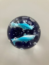 Traumkugel aus Glas- Briefbeschwerer -  2 Delfine - 6 cm