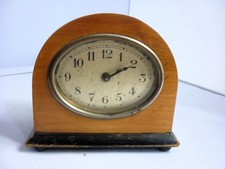 kleine Tischuhr mit