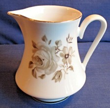 Königl. Tettau, Milchkännchen, braune Blume, Porzellan