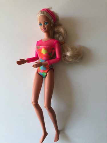 Barbie mit langen blonden