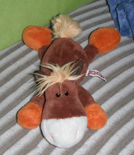 Nici Pferd liegend