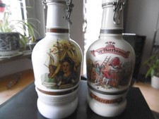 Bier-Flaschen-Krüge. Steinzeug. Foliert. 2 Stück je 2 Liter. Deko-Objekte