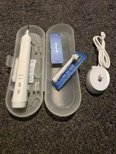 Braun Oral-B Pro 2 elektrische Zahnbürste Clean & Protect +  Ladegerät + Büsten