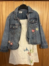 Süße Jeansjacke und Kleid -