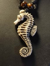 Halskette Seepferdchen Surfer Beach Meer Strand aus Kunstharz in weiß am Band