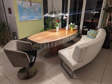 Charmante Essgruppe mit Rundbänken, Drehsesseln und Nußbaum-Esstisch