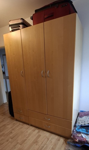Geräumiger kleiderschrank mit - geräumiger,