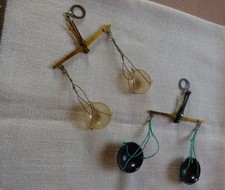 2 alte Apothekerwaagen Feinwaagen Balkenwaagen Münzwaagen Messing 5 + 10 Gramm