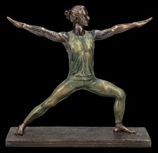 Yoga Figur - Tätowierter Mann