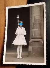 Mädchen im Kleid mit Kreuz bei Kommunion ? vor Kirche ? / Foto Frankfurt ?
