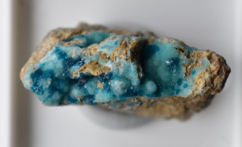Veszelyit auf blauem - veszelyit, xx