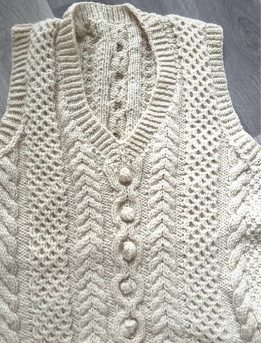 Handgestrickte trachtenweste - handgestrickte,