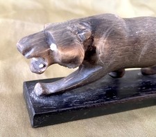 RAUBKATZE Puma Jaguar beim Anschleichen Schnitzerei aus Bein 21 cm