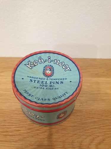 Blechdose mit stecknadeln von - mit,