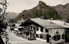 OBERAMMERGAU Bayern Strassenpartie mit Pfarrkirche und Kofel
