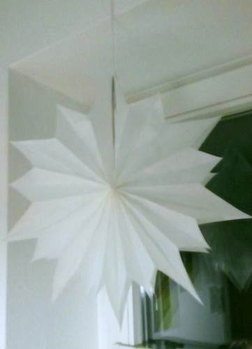 Weißer papierstern aus tüten - aus,