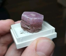 Dicker Rubin Kristall mit schöner Fluoreszenz Aus Madagaskar