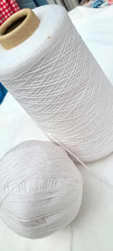 Weißes strickgarn auf - auf, kone/
