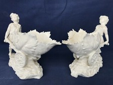 Zwei Mädchen mit floraler