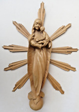 aus Holz geschnitzte Madonna