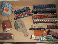 HO Eisenbahn Lok Loks Wagons Wagon Haus DEFEKT