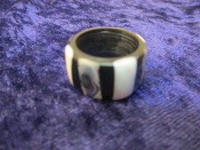 x-23826	Ring Ebenholz mit Perlmutteinlagen Innendurchmesser: ca. 18mm