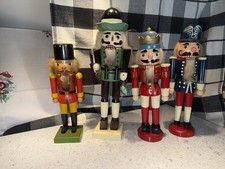 Erzgebirge Nussknacker Sammlung 4 Stück | Handarbeit Holz Figuren | ca. 22–38 cm