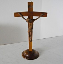Stehendes Holzkruzifix mit