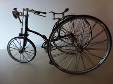 Modell Miniatur Fahrrad Dreirad bez. 1885, Spielzeug, Kunst