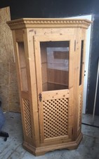 Altholz Eckvitrine beleuchtet