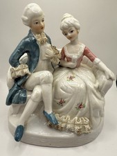 porzellan figur paar auf sofa