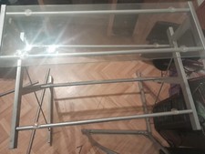 Eckschreibtisch mit grauem Gestell und Glasplatten