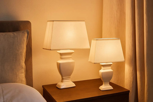Weiße tischlampe mit - weiße,