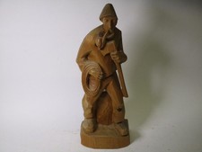 Große, dekorative Holzfigur, Mann mit Pfeife und Axt, ca. 55 cm H  VV319