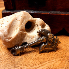 Großer Anhänger Axt mit Schädel antik Bronze Farbe Kettenanhänger