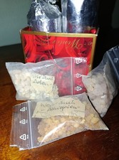 Drei Erlesene Weihrauch-Harze; Messingschale zum abbrennen; 13 Kohlestückchen