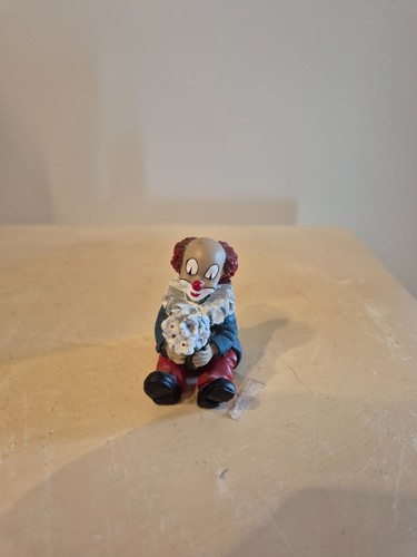 Gildeclown sitzend mit
