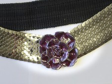 Stretchgürtel mit Metallschuppen und Blumen-Schließe, rötliche Lackierung