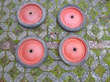 4 Vollgummi Reifen auf Felgen