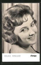 Ansichtskarte Musikerin Helga Brauer blickt lächelnd über die Schulter 