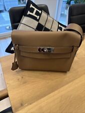 HERMES Kelly Messenger PM Umhängetasche Veau Evercolor 3G Alezan, aus 01/2024