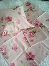 LIVING *** 3 Tlg.    2 Kissenbezüge 1 Mitteldecke Rose mit Rosen-Print Baumwolle