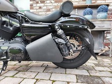Satteltasche CLEAN Blackline 883 Flaschenhalter passend für Harley 48 1200
