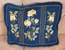 Dekokissenbezug , Grundton dunkelblau,  Handarbeit, mit Samtstoff eingefasst