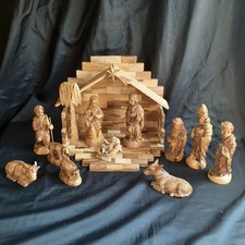 Krippe aus Olivenholz mit 11