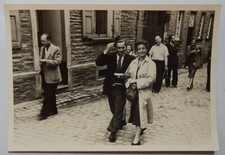 ALTES FOTO...FRAUEN...MÄNNER...STRASSE...FOTOAPPARAT...