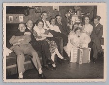 fröhliche Gesellschaft mit